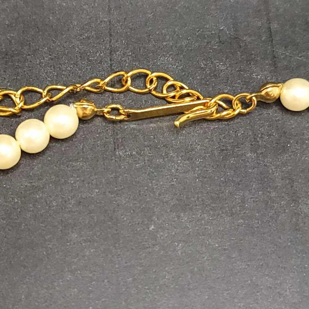 Vintage 1991 AVON  Frosted Petal Necklace Pearl Rhinestone Flowers
